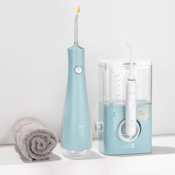 edel+white Flosserpik Pro Station - puissante douche buccale avec 10 niveaux de pression, 2 modes et 4 embouts pour un soin minutieux des dents et des gencives. Illustration du produit avec serviette et autres produits edel+white. 