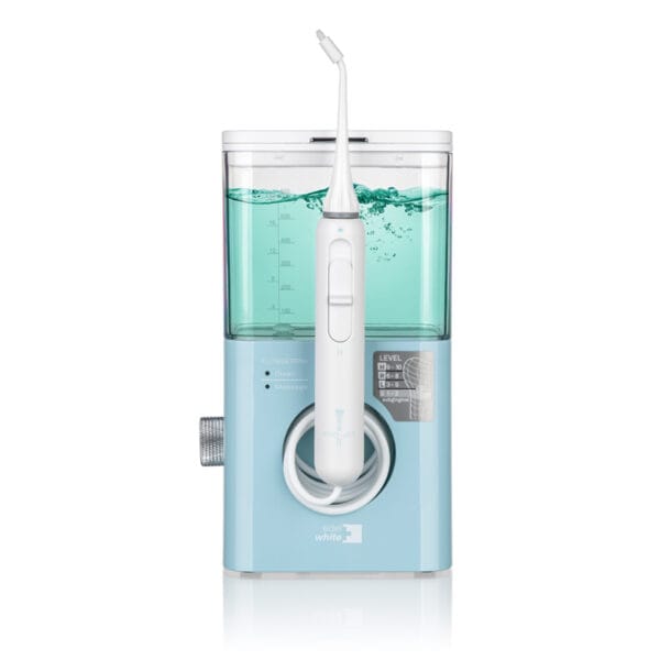 edel+white Flosserpik Pro Station - puissante douche buccale avec 10 niveaux de pression, 2 modes et 4 embouts pour un soin minutieux des dents et des gencives. Photo produit avec liquide dans le réservoir. 