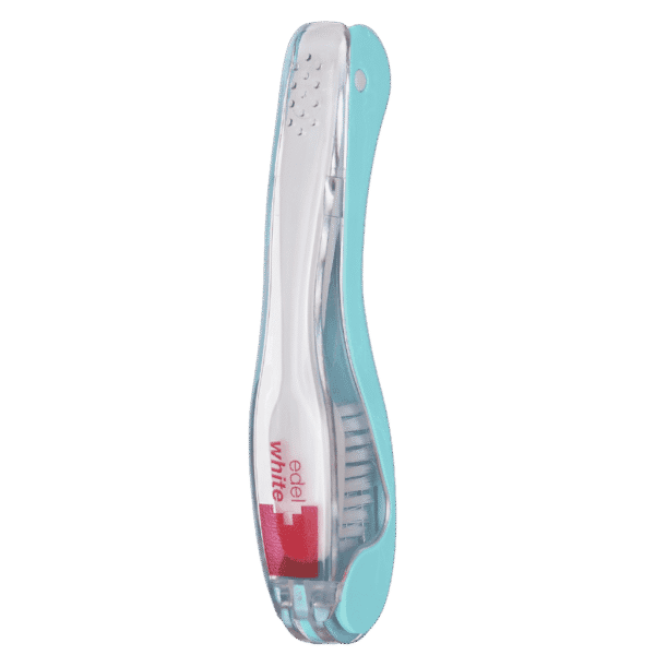 edel+white Flosserbrush TO GO Soft in blister, hellblau – Für ein gesundes Lächeln unterwegs. Produktfoto, Zahnbürste geschlossen.