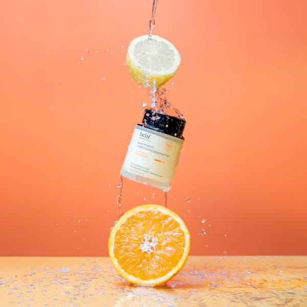 belif Super Knights Multi Vitamin Sleeping Mask 75ml Imagebild mit Orange und Zitrone – Aufhellende Nachtcreme mit Vitamin C, E, B3 & B12 für strahlende Haut am Morgen