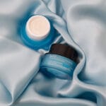 belif Moisturizing Eye Bomb 25ml – Augencreme mit Peptiden, Bakuchiol & Koffein gegen Falten & Augenringe. Imagebild Silk Smooth.