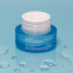 belif Moisturizing Eye Bomb 25ml – Augencreme mit Peptiden, Bakuchiol & Koffein gegen Falten & Augenringe. Imagebild drops.