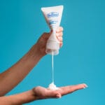 Dr. Belmeur Clarifying Facial Moisturizer 120ml - light moisturizer for acne-prone skin with niacinamide and panthenol. Figure Cream is squeezed into the hand. 