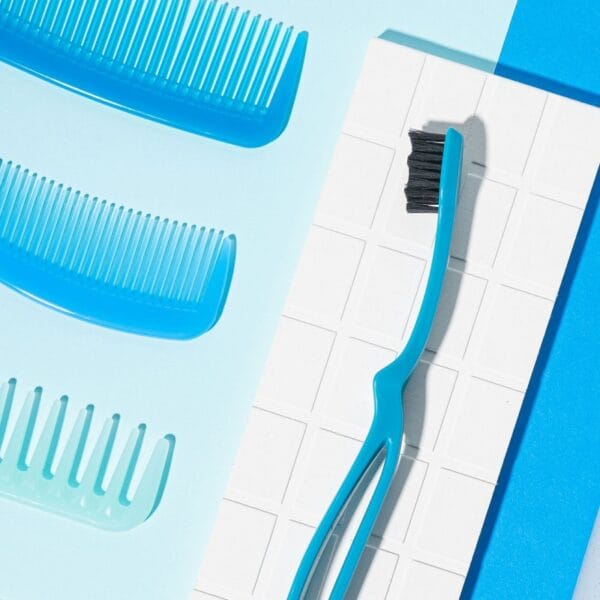 megasmile Loop brosse à dents avec des poils de charbon actif. Illustration brosse à dents bleue dans la salle de bain. 
