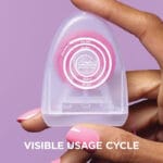 REACH POP fil dentaire cannelle - fil dentaire végétal, ciré, 384 microfils & emballage durable, 50m. Image visible cycle d'utilisation, fil dentaire dans la main. 