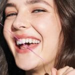 REACH POP fil dentaire cannelle - fil dentaire végétal, ciré, 384 microfils & emballage durable, 50m. Image du fil dentaire en action. 