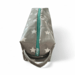 Kosmetiktasche in grau/weiss handgemacht Grösse 24x8x8cm Ansicht vorne