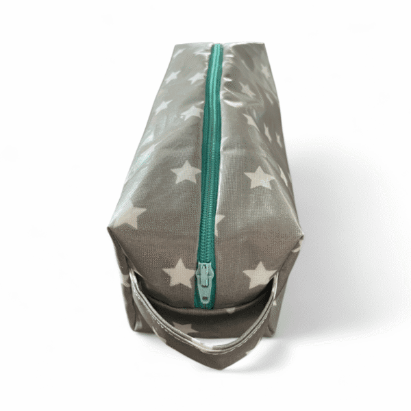 Kosmetiktasche in grau/weiss handgemacht Grösse 24x8x8cm Ansicht vorne