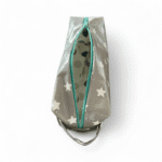 Kosmetiktasche in grau/weiss handgemacht Grösse 24x8x8cm Ansicht vorne geöffnet